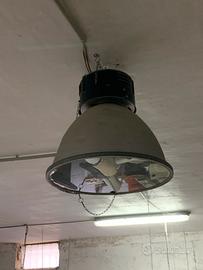 Due lampioni industriali