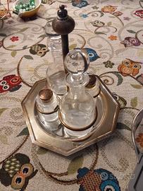 Vassoio con oliera, salino,pepino e aceto. I