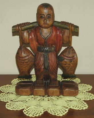 Antica scultura in legno pescatore