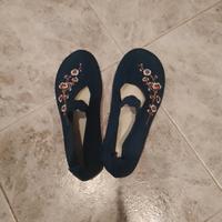 Scarpe blu con fiori