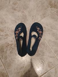 Scarpe blu con fiori