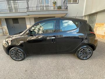 Lancia Y 1.0 Firefly Hybrid Gold