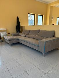 Divano con chaise-longue tenuto solo in expo