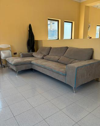 Divano con chaise-longue tenuto solo in expo