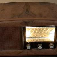 Radio a valvole con mobile in legno
