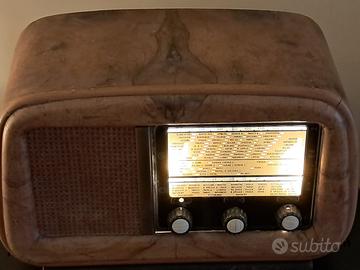 Radio a valvole con mobile in legno
