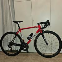 Bici da strada in carbonio senza set di ruote 