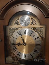 orologio a pendolo con base a pavimento