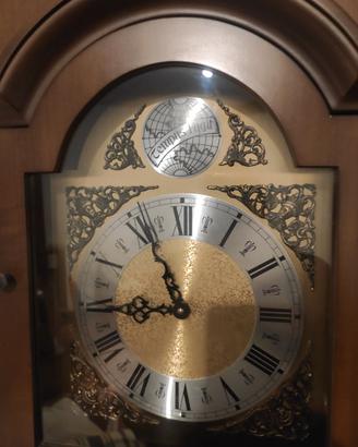 orologio a pendolo con base a pavimento