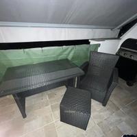 Divano + due poltrone + due quadrotti + tavolo