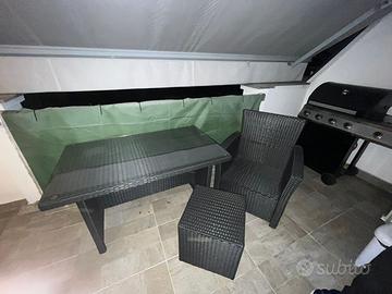 Divano + due poltrone + due quadrotti + tavolo