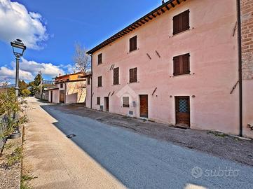 CASA SEMINDIPENDENTE A GUALDO TADINO