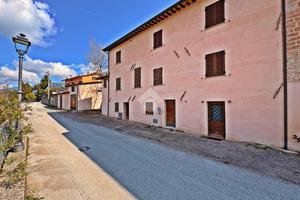 CASA SEMINDIPENDENTE A GUALDO TADINO
