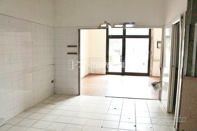 LOCALE COMMERCIALE CON CORTE PRIVATA