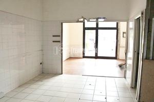 LOCALE COMMERCIALE CON CORTE PRIVATA