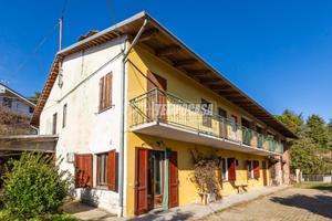 BRUSASCO CASA CON TRAVATA E TERRENO