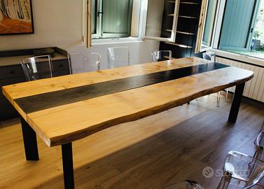 Tavolo in cedro con fascia in metallo