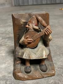Scultura vintage di gnomo musicista