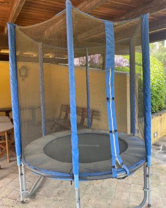 trampolino elastico da giardino dotato di rete di
