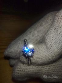 Anello d'argento con moissanite e zirconi