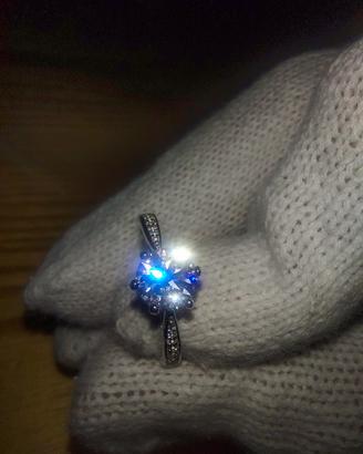 Anello d'argento con moissanite e zirconi