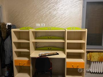 Scrivania con libreria