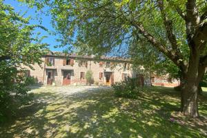 Rustico / Casale di 590 m² con più di 5 locali e b