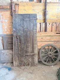Porta e ruota vecchie