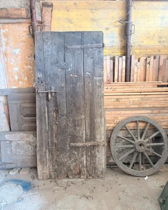 Porta e ruota vecchie