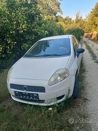 Auto in buone condizioni solo per pezzi di ricambi