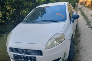 Auto in buone condizioni solo per pezzi di ricambi