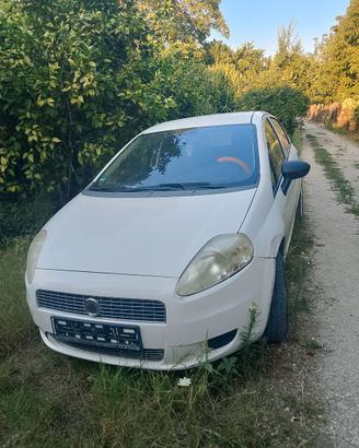 Auto in buone condizioni solo per pezzi di ricambi