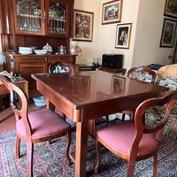 Tavolo in legno con sedie