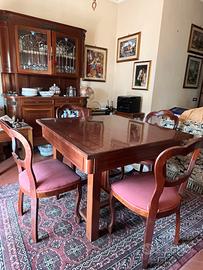 Tavolo in legno con sedie