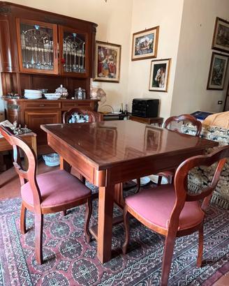 Tavolo in legno con sedie