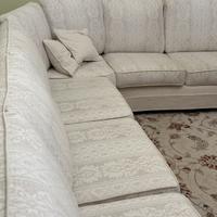 Divano per salotto di grandi dimensioni e tappeto