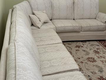 Divano per salotto di grandi dimensioni e tappeto