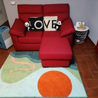 Divano bordeaux con tappeto e contenitore