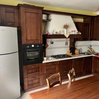 Cucina in legno massello di ciliegio