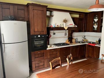 Cucina in legno massello di ciliegio