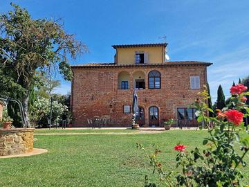 Rustico / Casale di 650 m² con più di 5 locali e b