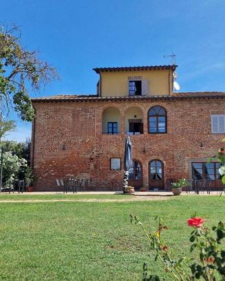 Rustico / Casale di 650 m² con più di 5 locali e b