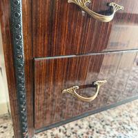 Comò anni '50 con piano in vetro effetto marmo