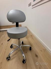Sgabello professionale con rotelle e schienale