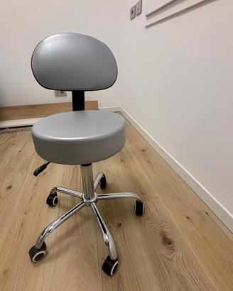 Sgabello professionale con rotelle e schienale