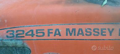 Trattore Massey Ferguson 3245F incendiato