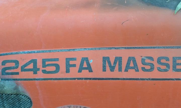 Trattore Massey Ferguson 3245F incendiato