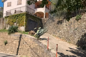 Casa di due piani + mansarda a Carro (La Spezia)