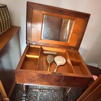 Toilette da camera in legno con specchio ribaltabi