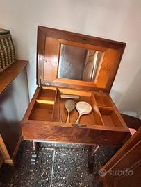 Toilette da camera in legno con specchio ribaltabi